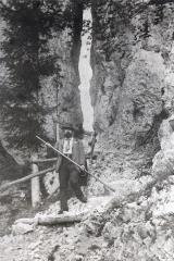 Fran Kocbek, ustanovitelj Savinjske podružnice SPD, na stari poti skozi uho Igle (Vir: Zgornja Savinjska dolina na starih fotografijah) 